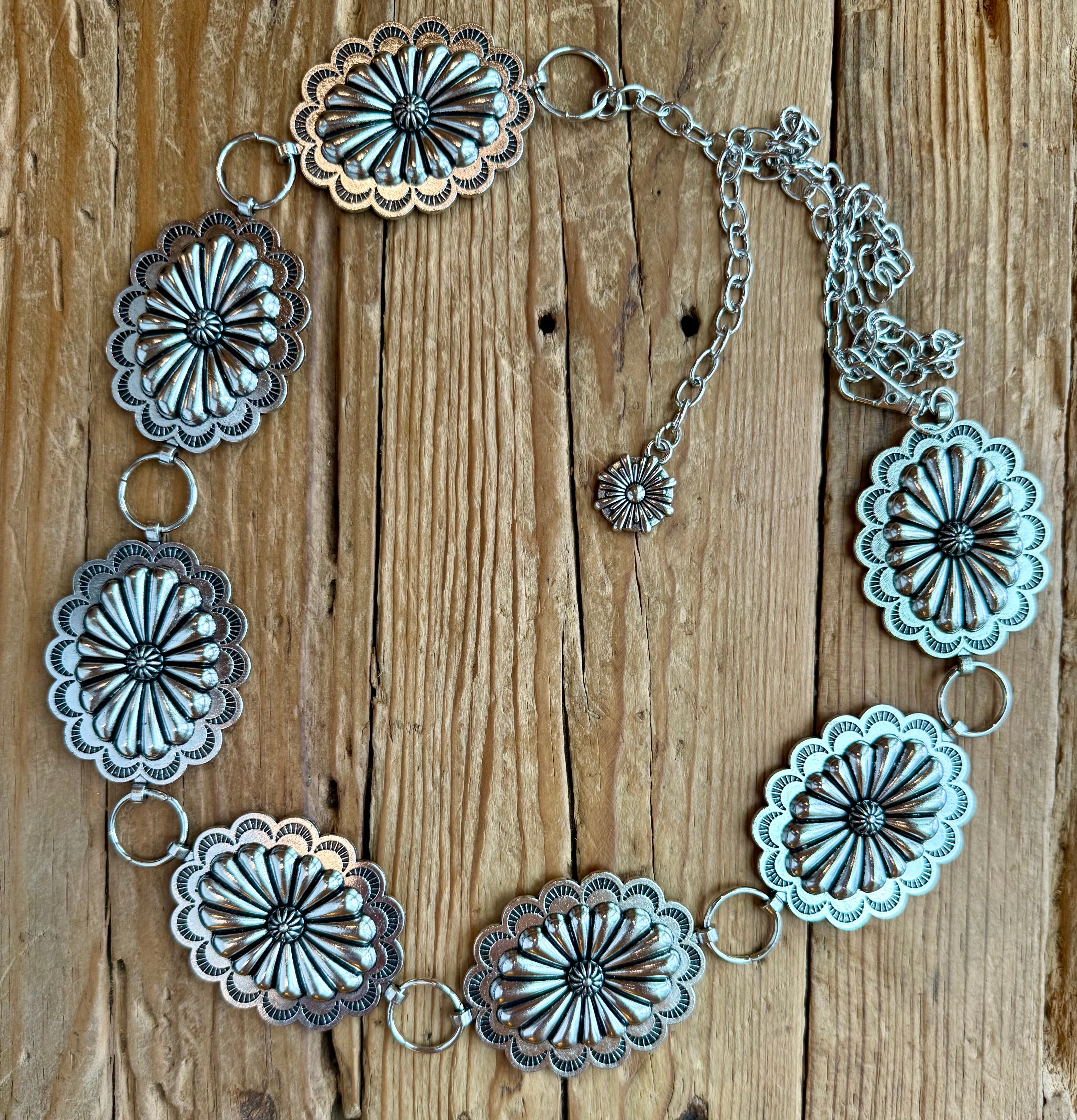 Scalloped Oval Concho Fashion Link Belt