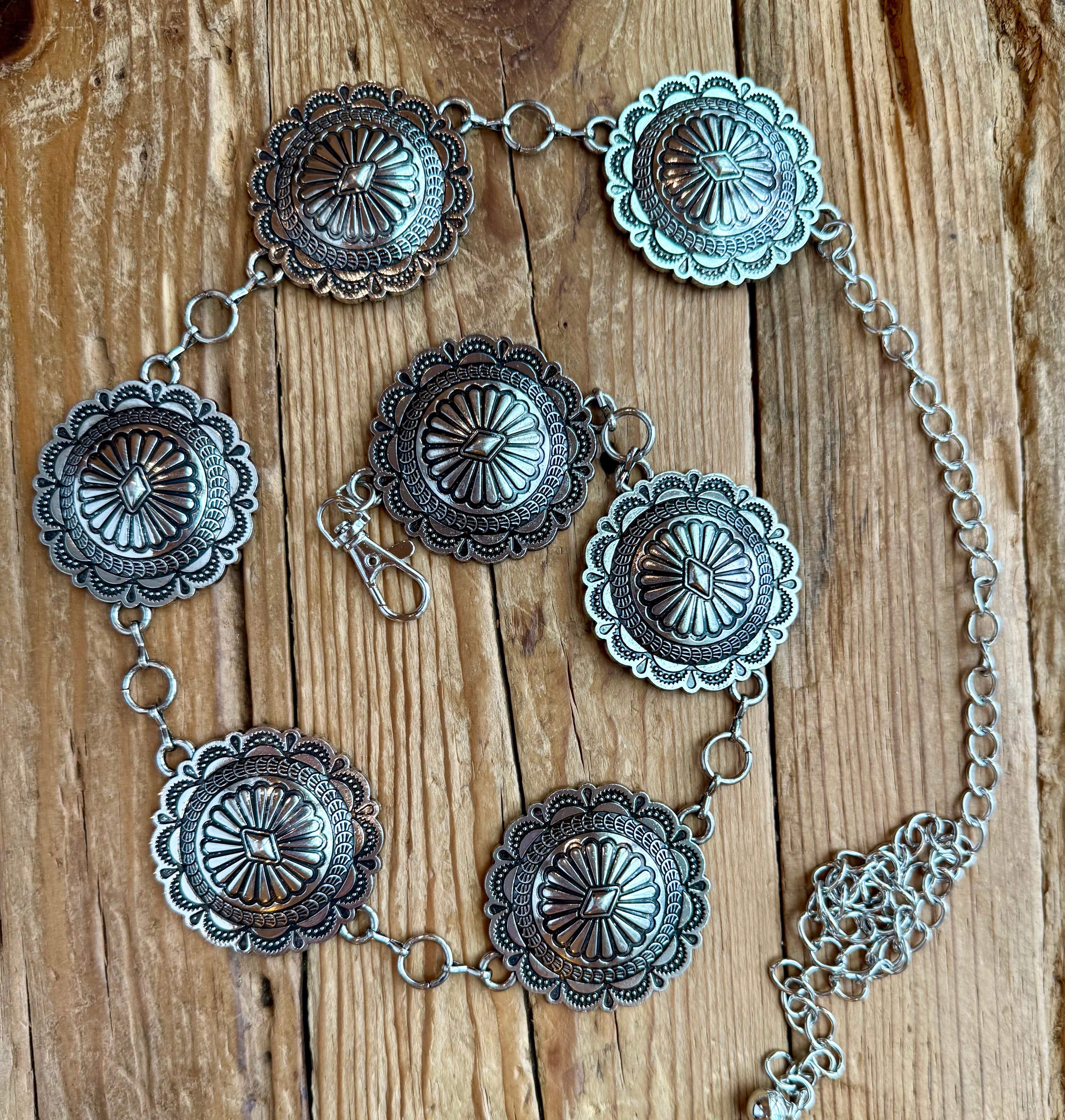 Scalloped Round Concho Fashion Link Belt